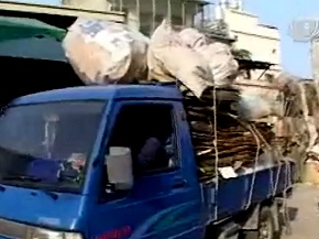 不只作環保回收，何有雄還把自己的貨車作為環保運送車。（大愛新聞）