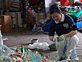 士林區李寶珠師姊做環保時，用心落實清潔回收物，從藥罐中找到金飾。（攝影者：吳嘉博）
