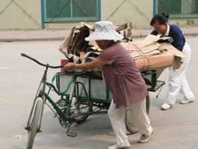 四川省什邡市洛水環保志工，推著資源回收三輪車穿梭板房區，帶動當地環保風氣。（攝影者：牛成德）