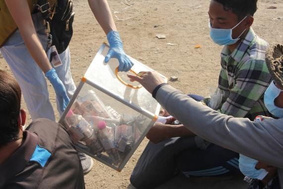 愛慈悲 柬埔寨垃圾山居民捐竹筒助人