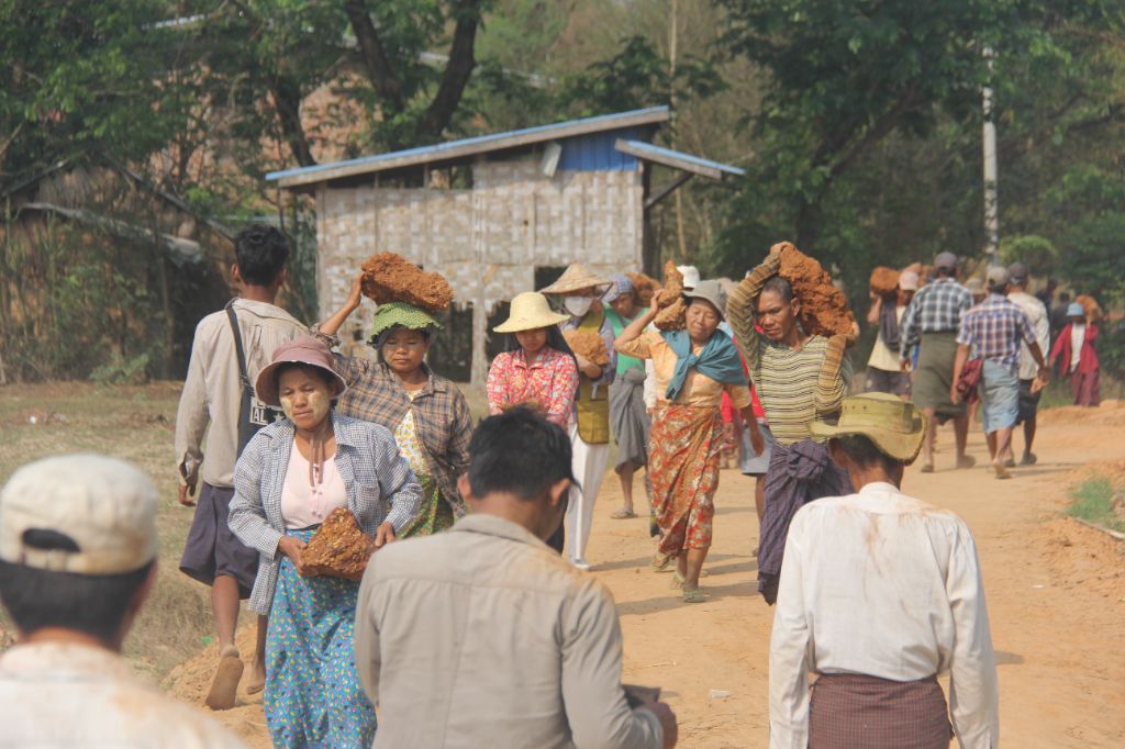 緬甸艾基村村民 合力鋪出一條平安回家的路