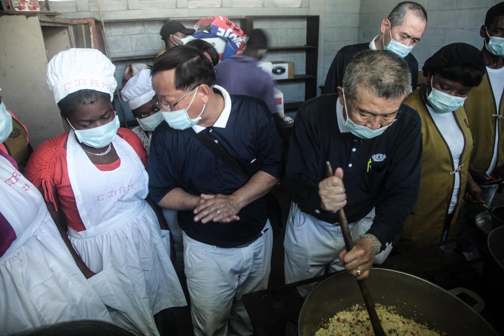 海地賑災：災民溫飽 烹煮當地口味香積飯