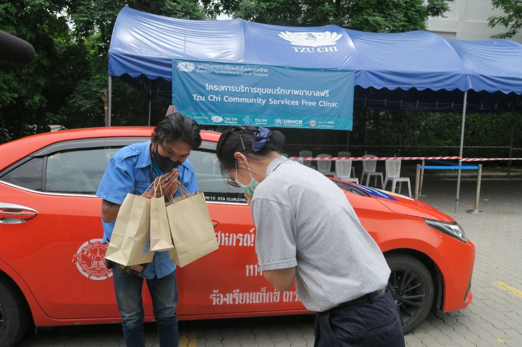 與泰國計程車司機合作 疫情下送藥到府