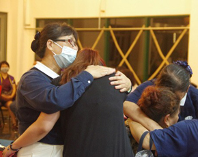澎湖旅客機墜落事故　百名の慈濟ボランティアが受難者と家族を労わる