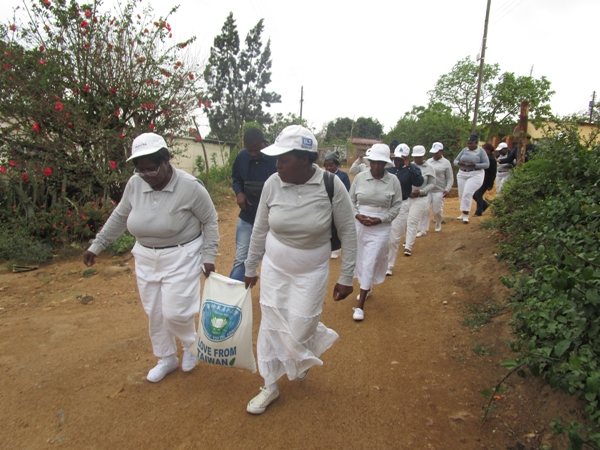 南非德本慈濟志工及史瓦濟蘭本土志工走在貧脊的土地上，前往貧困家庭關懷，並發放物資大米。（攝影者：Samkeliso，地點：史瓦濟蘭，日期：2015/10/15）